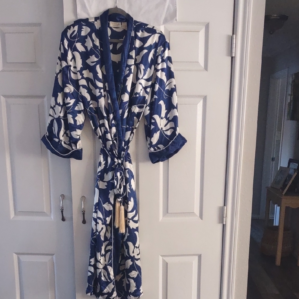 Victoria Secret Small Silk Like (Polyester) Robe With Tie Belt Blue And White